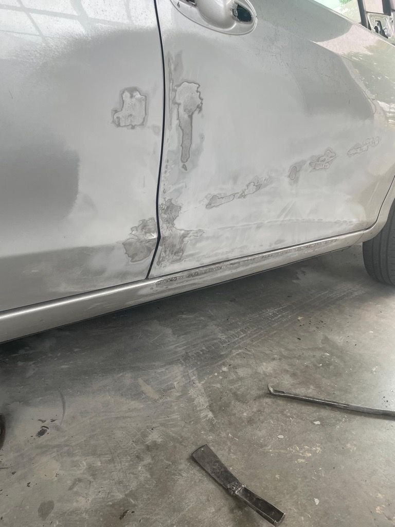 Lakschade aan het portier voor reparatie
